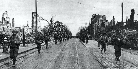 Amerikanische Soldaten ziehen am 05. April 1945 über die Wilhelmhöher Allee in Kassel ein 