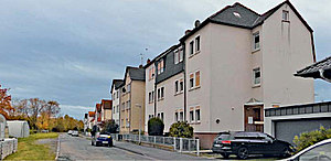 Waitzstraße Blick in südliche Richtung, rechts Mehrfamilien Häuser und Autos davor