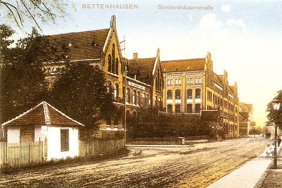 Sandershäuser Straße vor dem Gebäude der Fabrik Salzmann & Comp. ca 1900 