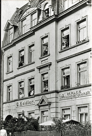 Menschen schauen aus den Fenstern des Hauses Landgrafenstraße 166, 1903