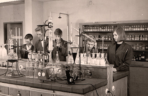 Chemielaboranten-Lehrlinge im Lehrlabor 1965 