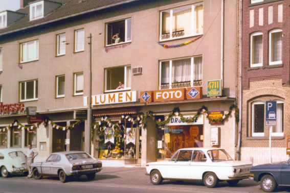  Das neue Ladengeschäft Leipziger Straße 187 neben dem Blumengeschäft Rinninsland zur 850 Jahrfeier von Bettenhausen 1976. 