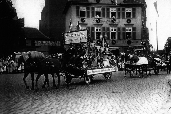 Pferde mit Festwagen der Firma Arnold Sinning vor Haus am Unterneustädter Kirchplatz 1927 