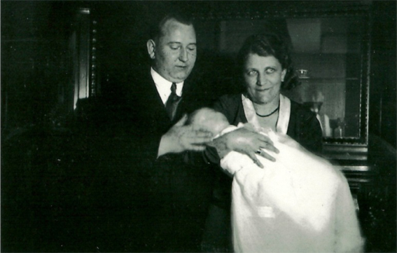 Bild zeigt Heinrich Vaupel (Vater), Amalie Vaupel, geb. Hofmeister (Mutter) und ihr Baby Gerhard Georg Christian Vaupel 