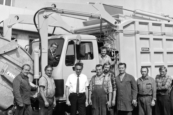 Neun Feka Mitarbeiter vor einem Spezialfahrzeug, 1980 