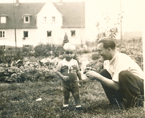 Vater und Sohn im Garten 
