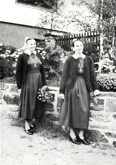Schwester Emmi und Schwester Elisabeth in Tracht 