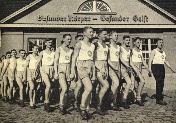 Lehrlinge beim Betriebssport Fa. Fieseler 1940 