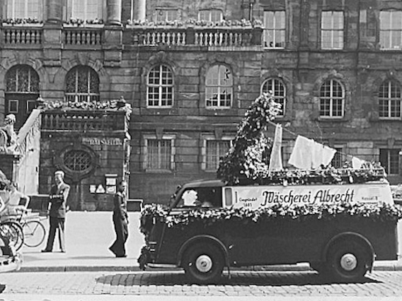 Lieferwagen mit Aufschrift Wäscherei Albrecht vor dem Rathaus Kassel 