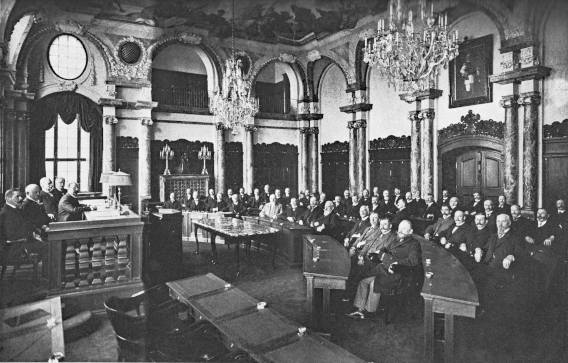 Stadtverordneten unter Vorsitz von Dr. Schier sitzen im Rathaussaal 1912 