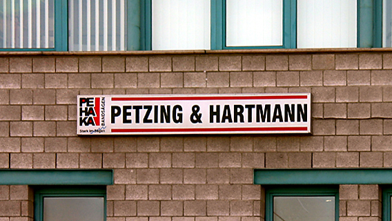 Firmenschild Hartmann und Petzing an der Hausfront 