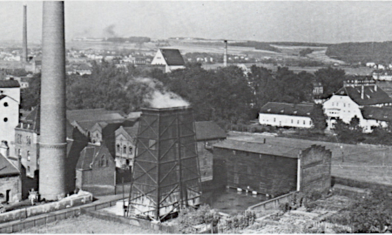 Blick auf Schornstein von Salzmann & CO und im Hintergrund Fassade des Agathof Diemar und Heller 1929 