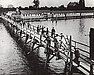 Viele Personen stehen auf einer hölzernen Badebrücke über die Fulda, im Hintergrund die Badeanstalt