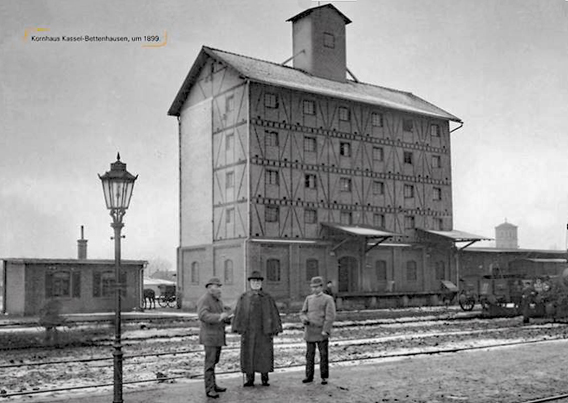 Das 1898 eingeweihte Raiffeisen-Kornhaus auf dem Bahnhof in Bettenhausen 