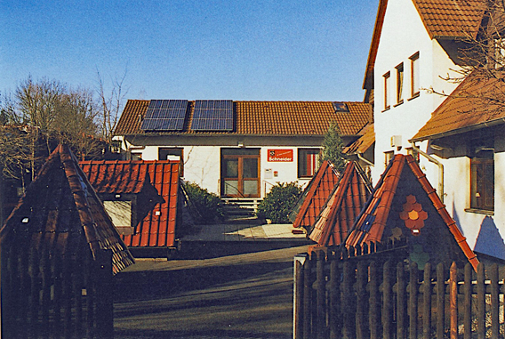 Bürogebäude der Fa. Schneider in der Buttlarstraße, davor verscheidene Musterdacheindeckungen 