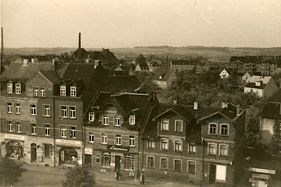 Dormannweg_01_bis_07_1955 Blick auf die Häuserfassaden mit ihren Geschäften 