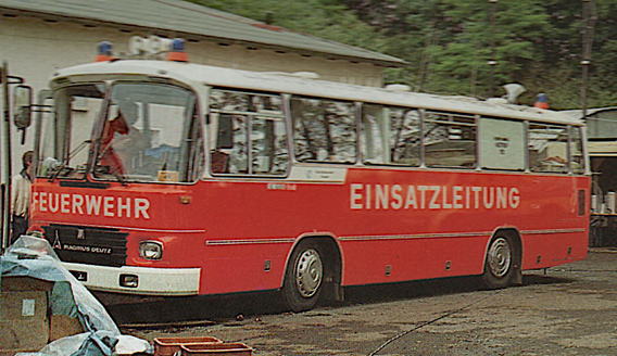 Der rote Einsatzleitbus der Feuerwehr Kassel steht vor einem Gebäude 