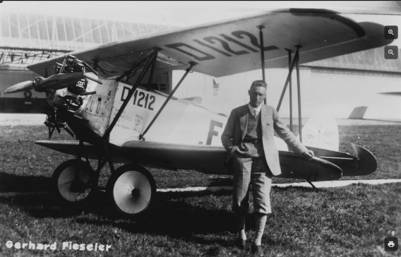 Gerhard Fieseler steht vor seinem Flugzeug Typ Schwalbe auf einem Flugfeld 