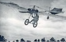 Eindecker von Hans Grade bei einer Flugshow 1910 