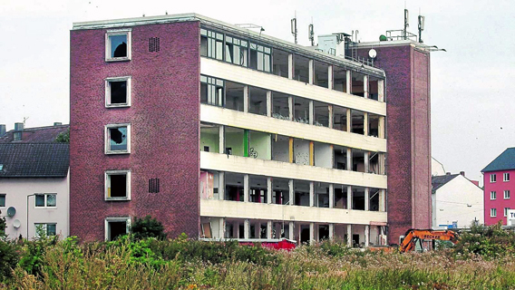 Das verwahrloste Gebäude nach Auszug der Kleiderfabrik 