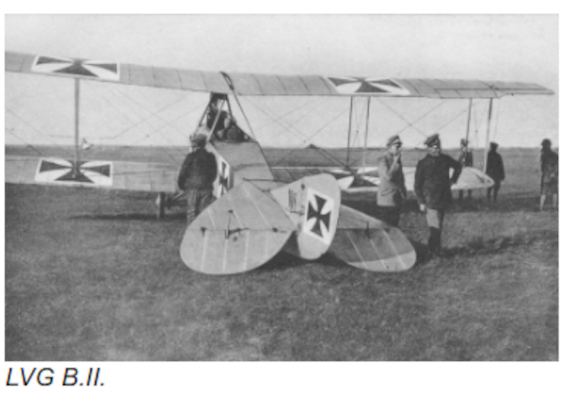 Beobachtungsflugzeug der Luftwaffe LVG auf Flugfeld, darum stehen Piloten 