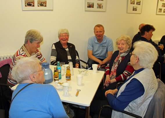 Frohe Runde im Stadtteiltreff bei der Einweihung 