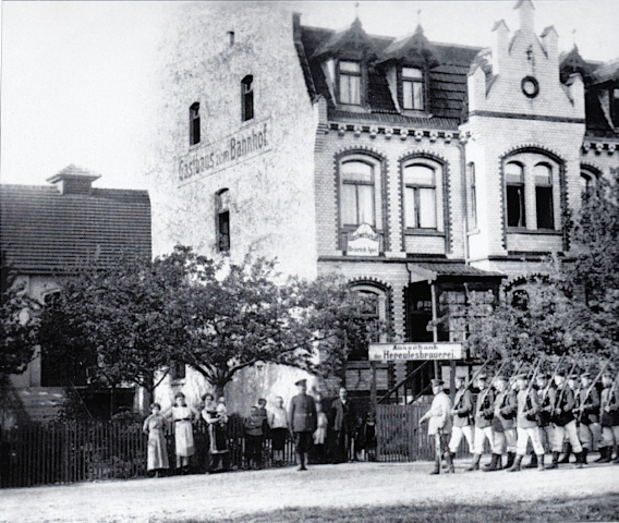 Gasthaus zum Bahnhof in Waldau ca. 1914, Soldaten maschieren vorbei 